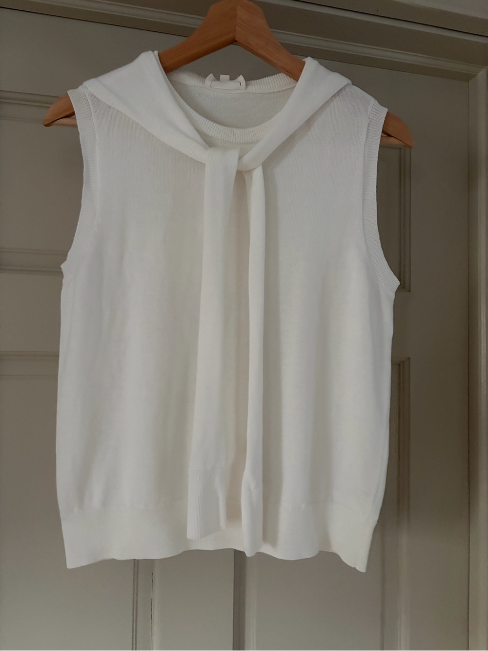 Entro White Country Club Sweater W/ Collar Scarf